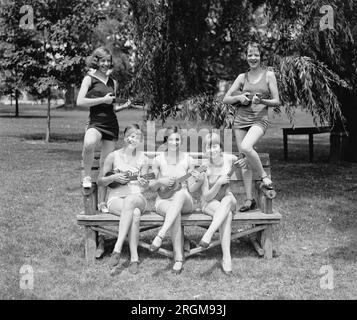 Frauen in Badeanzügen mit Ukulelen ca. 1926 Stockfoto