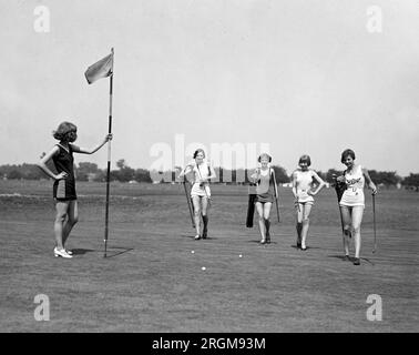 Frauen-Kaddies auf einem Golfplatz, die Badeanzüge tragen. 1926 Stockfoto