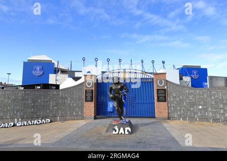 Eine Statue von Dixie Dean footballer und Torschütze außerhalb Goodison Park in England. Feiert es seinen Beitrag zu Everton Football Club. Stockfoto