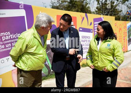 Bogota, Kolumbien. 10. Aug. 2023. Mitglieder von Bogotas U-Bahn-Unternehmen sprechen am 10. August 2023 während der Einweihung eines U-Bahn-Wagens von Bogotas zukünftigem U-Bahn-System als Kulturschule für öffentliche Verkehrsmittel. Foto von: Chepa Beltran/Long Visual Press Credit: Long Visual Press/Alamy Live News Stockfoto