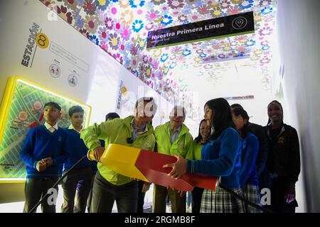 Bogota, Kolumbien. 10. Aug. 2023. Der Bürgermeister von Bogota steckt während der Einweihung eines U-Bahnen des zukünftigen U-Bahn-Systems von Bogota als Kulturschule für öffentliche Verkehrsmittel am 10. August 2023 ein Stromkabel. Foto von: Chepa Beltran/Long Visual Press Credit: Long Visual Press/Alamy Live News Stockfoto