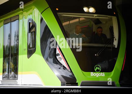 Bogota, Kolumbien. 10. Aug. 2023. Ein Mann sitzt auf dem Fahrersitz während der Einweihung einer U-Bahn-Station von Bogotas zukünftigem U-Bahn-System als Kulturschule für öffentliche Verkehrsmittel am 10. August 2023. Foto von: Chepa Beltran/Long Visual Press Credit: Long Visual Press/Alamy Live News Stockfoto