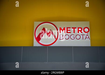 Bogota, Kolumbien. 10. Aug. 2023. Das Logo von Bogotas U-Bahn-System während der Einweihung eines U-Bahn-Wagens von Bogotas zukünftigem U-Bahn-System als Kulturschule für öffentliche Verkehrsmittel am 10. August 2023. Foto von: Chepa Beltran/Long Visual Press Credit: Long Visual Press/Alamy Live News Stockfoto