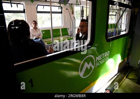 Bogota, Kolumbien. 10. Aug. 2023. Die Besucher nehmen am 10. August 2023 an der Einweihung einer U-Bahn des zukünftigen U-Bahn-Systems von Bogota als Kulturschule für öffentliche Verkehrsmittel Teil. Foto von: Chepa Beltran/Long Visual Press Credit: Long Visual Press/Alamy Live News Stockfoto