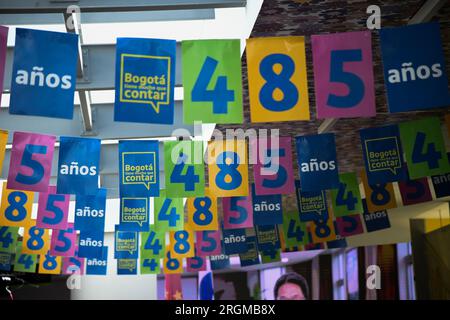 Bogota, Kolumbien. 10. Aug. 2023. Banner aus Bogotas 485. Gründungstag anlässlich der Einweihung eines U-Bahn-Autos von Bogotas zukünftigem U-Bahn-System als Kulturschule für öffentliche Verkehrsmittel am 10. August 2023. Foto von: Chepa Beltran/Long Visual Press Credit: Long Visual Press/Alamy Live News Stockfoto