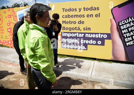 Bogota, Kolumbien. 10. Aug. 2023. Die Bürgermeisterin von Bogota, Claudia Lopez, nimmt am 10. August 2023 an der Einweihung einer U-Bahn des zukünftigen U-Bahn-Systems von Bogota als Kulturschule für öffentliche Verkehrsmittel Teil. Foto von: Chepa Beltran/Long Visual Press Credit: Long Visual Press/Alamy Live News Stockfoto