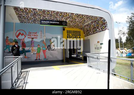 Bogota, Kolumbien. 10. Aug. 2023. Ein Einstieg in das U-Bahn-System von Bogota, das am 10. August 2023 als Kulturschule für öffentliche Verkehrsmittel eröffnet wurde. Foto von: Chepa Beltran/Long Visual Press Credit: Long Visual Press/Alamy Live News Stockfoto