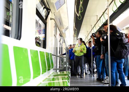 Bogota, Kolumbien. 10. Aug. 2023. Die Bürgermeisterin von Bogota, Claudia Lopez, spricht mit den Medien, während sie am 10. August 2023 mit Kindern durch die U-Bahn fährt, um ein U-Bahn-Auto des zukünftigen U-Bahn-Systems von Bogota als Kulturschule für öffentliche Verkehrsmittel zu erobern. Foto von: Chepa Beltran/Long Visual Press Credit: Long Visual Press/Alamy Live News Stockfoto