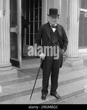 Winston Churchill steht draußen, trägt einen Hut und hält einen Gehstock. 1929 Stockfoto