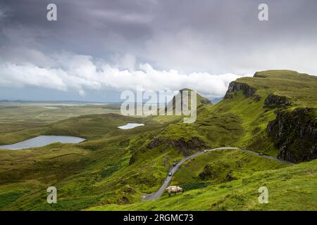 Autos auf der Straße durch Quiraing auf der Isle of Skye, Schottland, Großbritannien Stockfoto