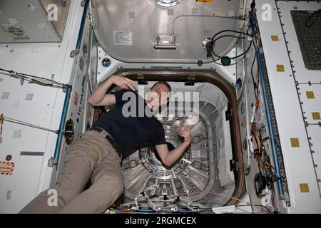 Internationale Raumstation, Erdumlaufbahn. 04. Aug. 2023. Internationale Raumstation, ERDUMLAUFBAHN. 04. August 2023. NASA-Astronaut und Expedition 69-Flugingenieur Woody Hoburg posiert für ein Porträt im Vorraum, das das Unity-Modul von der Northrop Grumman Cygnus-Frachterluke in der internationalen Raumstation, 4. August 2023 in der Erdumlaufbahn, trennt. Kredit: NASA/NASA/Alamy Live News Stockfoto