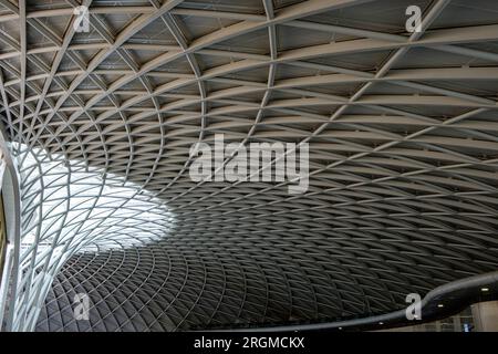 Abflughalle, Kings Cross Station, Euston Road, London, England Stockfoto