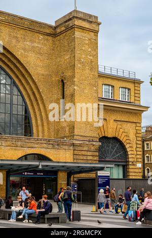 Fassade von Kings Cross Station, Euston Road, London, England Stockfoto