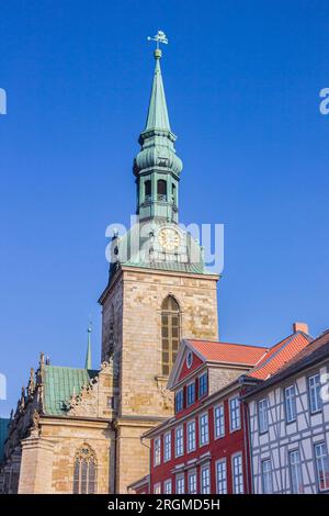 Marienkirche-Kirche und farbenfrohe Häuser in Wolfenbüttel Stockfoto