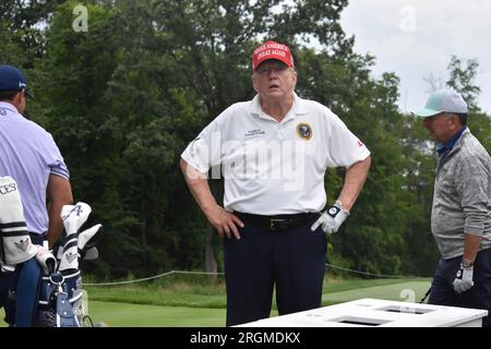 Bedminster, Usa. 10. Aug. 2023. Der ehemalige Präsident der Vereinigten Staaten Donald J. Trump sieht die Presse auf dem Kurs. Der ehemalige Präsident der Vereinigten Staaten Donald J. Trump spielt Golf während des LIV Golf Bedminster 2023 Pro-am im Trump National Golf Club Bedminster in Bedminster, New Jersey. Kredit: SOPA Images Limited/Alamy Live News Stockfoto