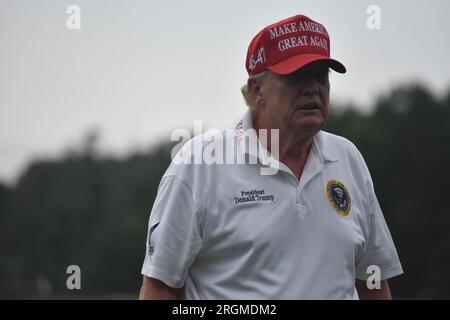 Bedminster, Usa. 10. Aug. 2023. Ehemaliger Präsident der Vereinigten Staaten Donald J. Trump auf dem Platz. Der ehemalige Präsident der Vereinigten Staaten Donald J. Trump spielt Golf während des LIV Golf Bedminster 2023 Pro-am im Trump National Golf Club Bedminster in Bedminster, New Jersey. Kredit: SOPA Images Limited/Alamy Live News Stockfoto