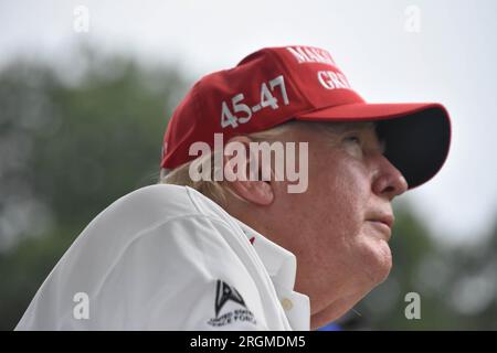 Bedminster, Usa. 10. Aug. 2023. Der ehemalige Präsident der Vereinigten Staaten Donald J. Trump beobachtet das Pro-am. Der ehemalige Präsident der Vereinigten Staaten Donald J. Trump spielt Golf während des LIV Golf Bedminster 2023 Pro-am im Trump National Golf Club Bedminster in Bedminster, New Jersey. Kredit: SOPA Images Limited/Alamy Live News Stockfoto