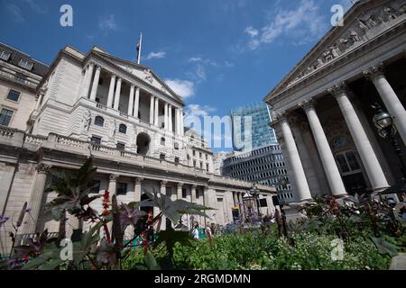 London, Großbritannien. 10. August 2023. Das Gebäude der Bank of England in der Threadneedle Street in der City of London. Die Bank of England hat die Zinsen letzte Woche auf 5,25% erhöht, um die Inflation niedrig zu halten. Einige Hauseigentümer müssen nun höhere Hypothekenzinsen zahlen, doch Halifax, Großbritanniens größter Hypothekendarlehen-Kreditgeber, hat angekündigt, dass es ab morgen, Freitag, dem 11. August, die Zinssätze für Festzinskredite um 0,71 Prozent senken wird. Die Bank of England hat Unternehmen und Haushalte davor gewarnt, dass die Kreditkosten zumindest in den nächsten zwei Jahren hoch bleiben werden. Einige Ökonomen sind w Stockfoto