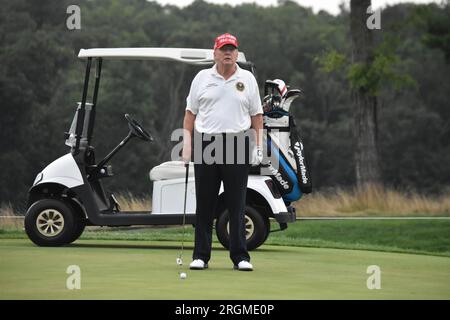 Bedminster, Usa. 10. Aug. 2023. Der ehemalige Präsident der Vereinigten Staaten Donald J. Trump spielt Golf auf dem LIV Golf. Der ehemalige Präsident der Vereinigten Staaten Donald J. Trump spielt Golf während des LIV Golf Bedminster 2023 Pro-am im Trump National Golf Club Bedminster in Bedminster, New Jersey. (Foto: Kyle Mazza/SOPA Images/Sipa USA) Guthaben: SIPA USA/Alamy Live News Stockfoto