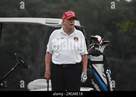 Bedminster, Usa. 10. Aug. 2023. Der ehemalige Präsident der Vereinigten Staaten Donald J. Trump spielt Golf auf dem LIV Golf. Der ehemalige Präsident der Vereinigten Staaten Donald J. Trump spielt Golf während des LIV Golf Bedminster 2023 Pro-am im Trump National Golf Club Bedminster in Bedminster, New Jersey. (Foto: Kyle Mazza/SOPA Images/Sipa USA) Guthaben: SIPA USA/Alamy Live News Stockfoto