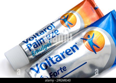 Nach London. GROSSBRITANNIEN - 08.04.2023. Nahaufnahme eines Tubus aus Voltaren und Voltarol, isoliert in Weiß. Stockfoto