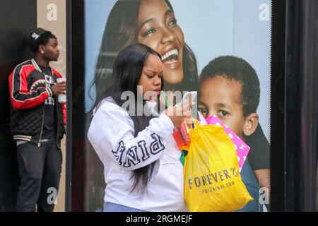 Eine Frau benutzt ihr Handy, während sie am 30. April 2018 an einer Bushaltestelle im Stadtviertel Streeterville in Chicago, Illinois, wartet. Ein Bericht von Common Sense Media ergab, dass 75 % der Amerikaner sagen, dass sie abhängig sind von ihren Smartphones, die sie etwa alle 10 Minuten überprüfen. Experten weisen darauf hin, dass Smartphone-sucht das Gehirn negativ beeinflussen und zu Depressionen, Angst, Verhaltens- und Zwangsstörungen führen kann. (Foto: Alexandra Buxbaum/Sipa USA) Guthaben: SIPA USA/Alamy Live News Stockfoto