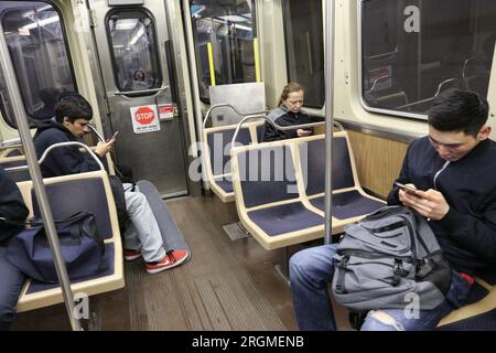 Pendler werden am 4. April 2018 bei einer Zugfahrt mit der blauen Linie von CTAÕs in Chicago, Illinois, auf ihren Mobiltelefonen intensiviert. Ein Bericht von Common Sense Media ergab, dass 75 % der Amerikaner sagen, dass sie abhängig sind von ihren Smartphones, die sie etwa alle 10 Minuten überprüfen. Experten weisen darauf hin, dass Smartphone-sucht das Gehirn negativ beeinflussen und zu Depressionen, Angst, Verhaltens- und Zwangsstörungen führen kann. (Foto: Alexandra Buxbaum/Sipa USA) Guthaben: SIPA USA/Alamy Live News Stockfoto