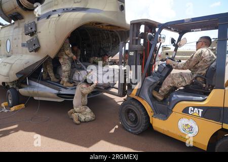 Hawaii, USA. 9. Aug. 2023. Zwei Chinook der Hawaii Army National Guard CH47 führen Wassereimer aus der Luft auf Maui aus, um den Kampf gegen Waldbrände zu unterstützen. Maui, Hawaii, 09. August 2023. Die beiden Flugbesatzungen haben in 5 Stunden insgesamt 58 Eimer im Land Maui abgeworfen, insgesamt über 100.000 Gallonen auf die Brände gefallen. (Kreditbild: © Andrew Jackson/USA National Guard/ZUMA Press Wire) NUR FÜR REDAKTIONELLE ZWECKE! Nicht für den kommerziellen GEBRAUCH! Stockfoto