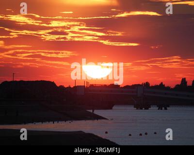 Sheerness, Kent, Großbritannien. 10. Aug. 2023. Wetter im Vereinigten Königreich: Sonnenuntergang in Sheerness, Kent. Kredit: James Bell/Alamy Live News Stockfoto