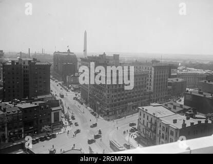 Blick aus der Vogelperspektive auf die 14. Street und die New York Avenue in Richtung Süden in Washington, D.C. Ca. 1923 Stockfoto
