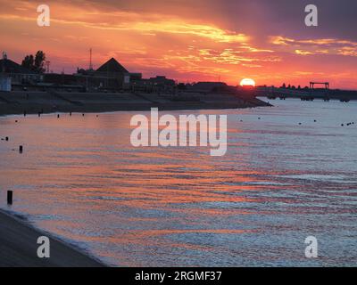 Sheerness, Kent, Großbritannien. 10. Aug. 2023. Wetter im Vereinigten Königreich: Sonnenuntergang in Sheerness, Kent. Kredit: James Bell/Alamy Live News Stockfoto