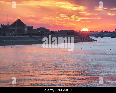 Sheerness, Kent, Großbritannien. 10. Aug. 2023. Wetter im Vereinigten Königreich: Sonnenuntergang in Sheerness, Kent. Kredit: James Bell/Alamy Live News Stockfoto