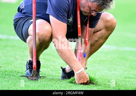 Prag, Tschechische Republik. 10. Aug. 2023. Rasenbehandlung während des ersten Fußballspiels der UEFA Europa League in der 3. Qualifikationsrunde: Slavia Praha gegen Dnipro, Prag, Tschechische Republik, 10. August 2023. Kredit: Roman Vondrous/CTK Photo/Alamy Live News Stockfoto