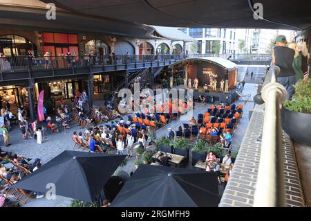 Kings Cross Summer Sounds kehrt im August 2023 zum Coal Drops Yard zurück, einem 12 Tage dauernden, kostenlosen Live-Musikfestival im Norden Londons Stockfoto