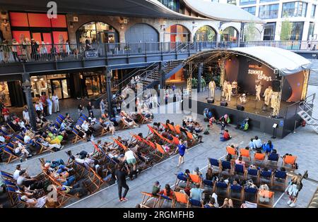 Kings Cross Summer Sounds kehrt im August 2023 zum Coal Drops Yard zurück, einem 12 Tage dauernden, kostenlosen Live-Musikfestival im Norden Londons Stockfoto