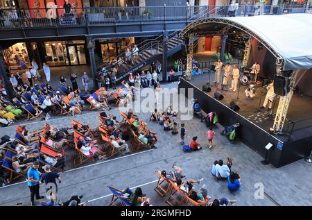 Kings Cross Summer Sounds kehrt im August 2023 zum Coal Drops Yard zurück, einem 12 Tage dauernden, kostenlosen Live-Musikfestival im Norden Londons Stockfoto