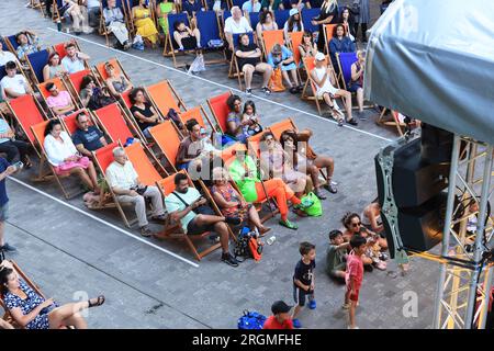 Kings Cross Summer Sounds kehrt im August 2023 zum Coal Drops Yard zurück, einem 12 Tage dauernden, kostenlosen Live-Musikfestival im Norden Londons Stockfoto