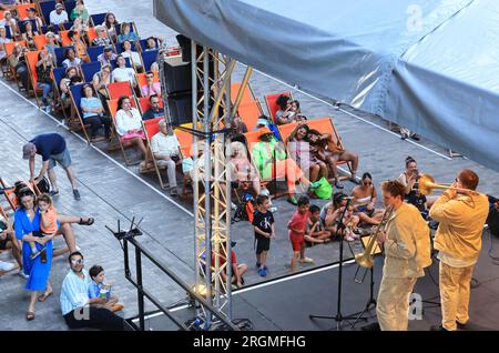 Kings Cross Summer Sounds kehrt im August 2023 zum Coal Drops Yard zurück, einem 12 Tage dauernden, kostenlosen Live-Musikfestival im Norden Londons Stockfoto