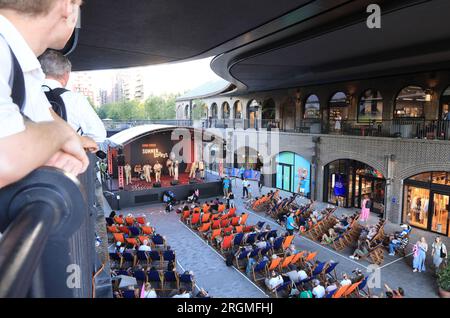 Kings Cross Summer Sounds kehrt im August 2023 zum Coal Drops Yard zurück, einem 12 Tage dauernden, kostenlosen Live-Musikfestival im Norden Londons Stockfoto