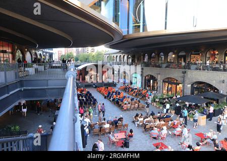 Kings Cross Summer Sounds kehrt im August 2023 zum Coal Drops Yard zurück, einem 12 Tage dauernden, kostenlosen Live-Musikfestival im Norden Londons Stockfoto