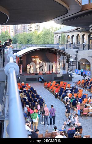 Kings Cross Summer Sounds kehrt im August 2023 zum Coal Drops Yard zurück, einem 12 Tage dauernden, kostenlosen Live-Musikfestival im Norden Londons Stockfoto