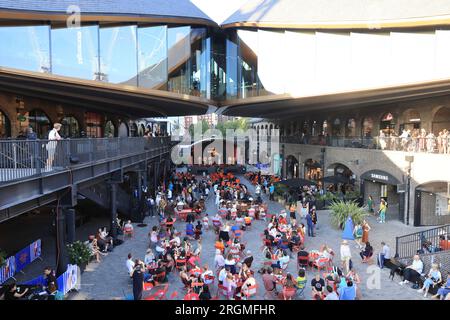 Kings Cross Summer Sounds kehrt im August 2023 zum Coal Drops Yard zurück, einem 12 Tage dauernden, kostenlosen Live-Musikfestival im Norden Londons Stockfoto