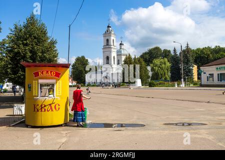 Tarusa, Region Kaluga, Russland - 9. August 2023. Kathedrale von St. Peter und Paul auf dem Hauptplatz der Stadt. Urlaub in Russland. Stockfoto