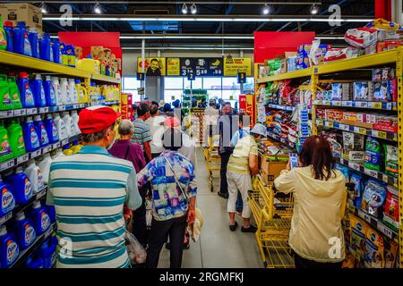 Lange Schlange an der Kasse eines Supermarkts, Blick von hinten Stockfoto