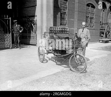 Carl W. Mitman, Kurator der Smithsonian Institution mit 3-rädrigem Auto ca. 1924 Stockfoto