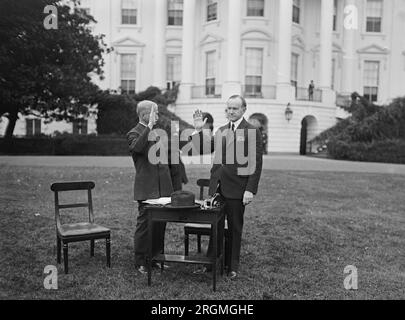 Präsident Coolidge wählt per Post ab ca. 1924 Stockfoto