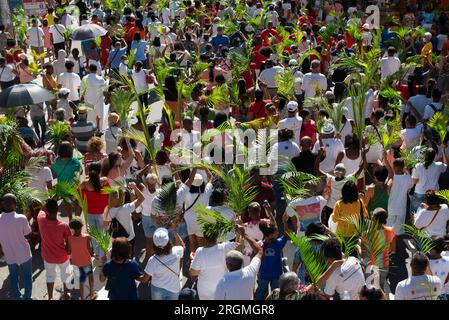 Salvador, Bahia, Brasilien - 02. April 2023: Tausende Katholiken nehmen an der Palmensonntagsprozession in der Stadt Salvador, Bahia, Teil. Stockfoto