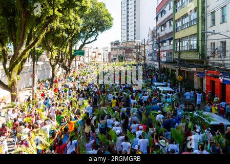 Salvador, Bahia, Brasilien - 02. April 2023: Tausende Katholiken nehmen an der Palmensonntagsprozession in der Stadt Salvador, Bahia, Teil. Stockfoto