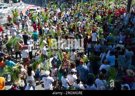 Salvador, Bahia, Brasilien - 02. April 2023: Tausende Katholiken nehmen an der Palmensonntagsprozession in der Stadt Salvador, Bahia, Teil. Stockfoto