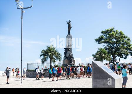 Salvador, Bahia, Brasilien - 02. April 2023: Touristen werden am Platz Castro Alves gesehen und genießen den Blick auf die Bucht von Todos os Santos in Salvador, Bahia. Stockfoto